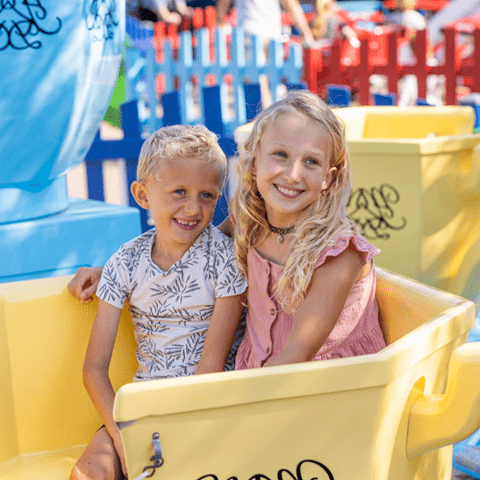 To børn i forlystelse i Sommerland Sjælland